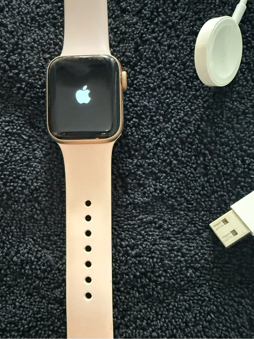 Apple SE 40MM Rose Gold Smartwatch with Pink Silicone Band Series 4 + charger